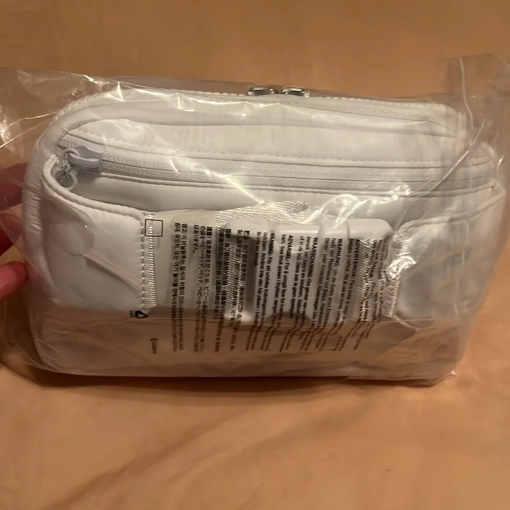 NEW White Lululemon Puffy Belt Bag - Picture 4 of 6